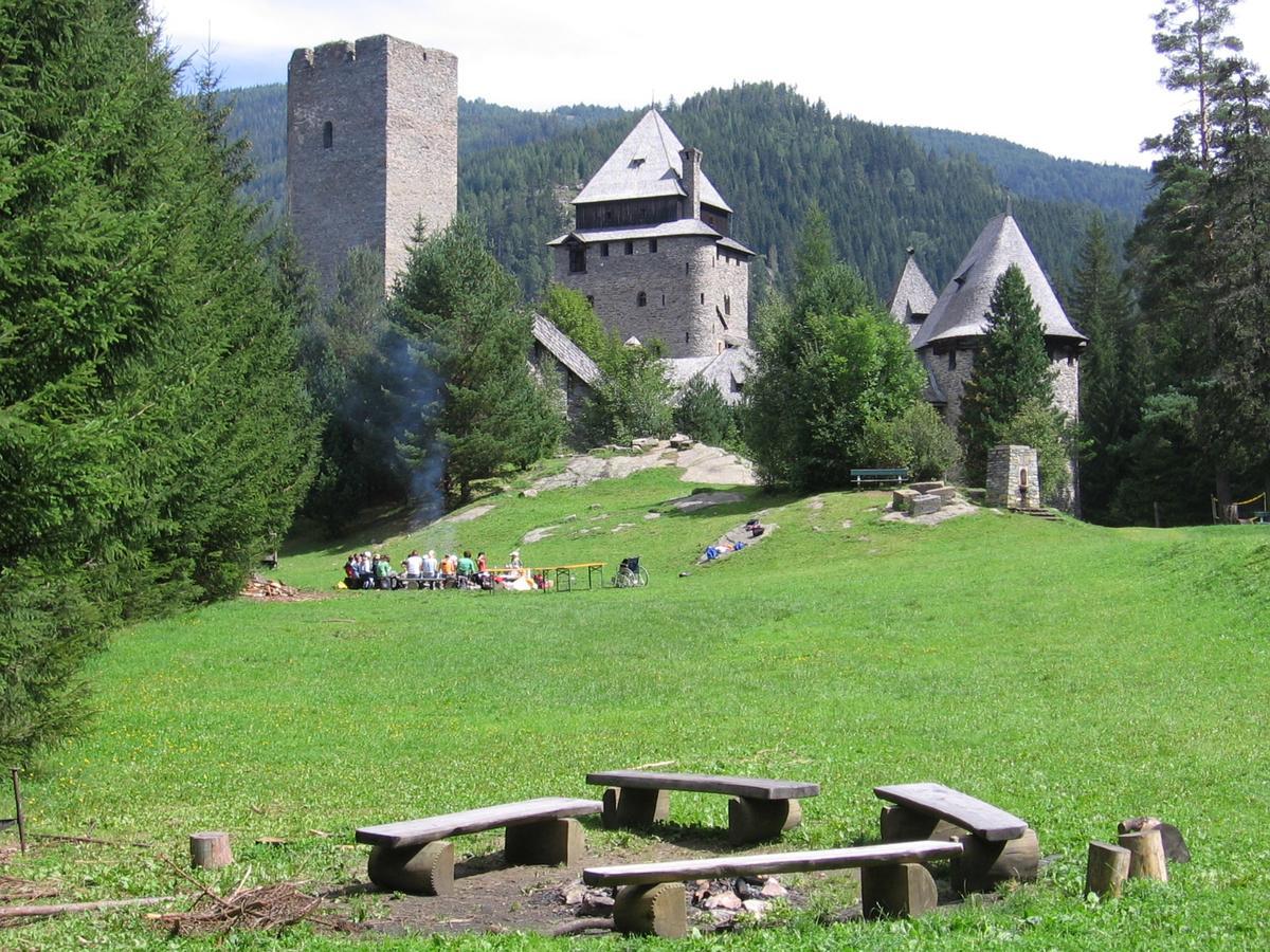 Burg Finstergrun Hostel Ramingstein Exterior foto